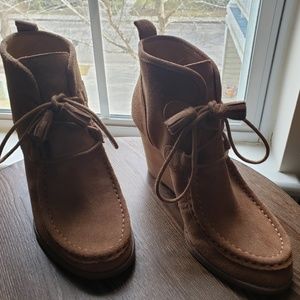 Lucky Brand tan suede lace up wedge 7.5